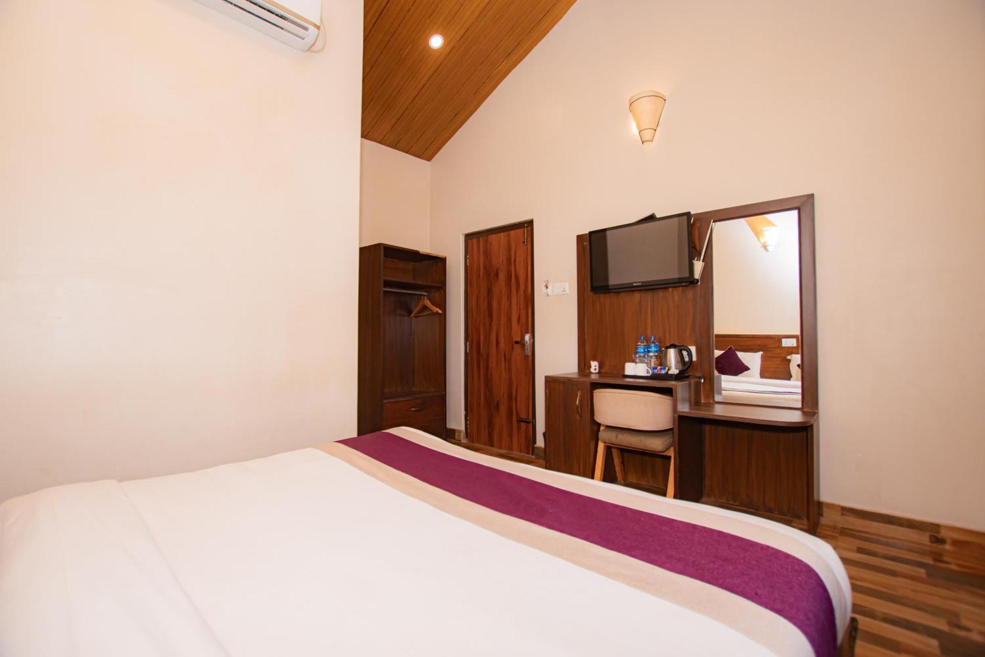 Busy Bee Resort, Покхара Экстерьер фото
